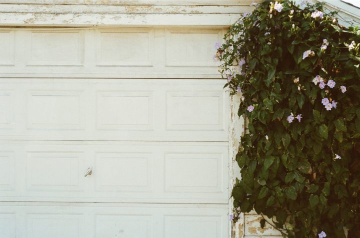 6 Signs That Your Garage Door Needs Repairing